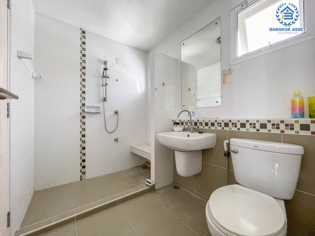 บ้านเดี่ยวมือสองย่านนครปฐม ม.พฤกษ์ลดา ปิ่นเกล้า-สาย5 เนื้อที่กว้าง 50 ตร.ว. ฟังก์ชัน 3 ห้องนอน 2 ห้องน้ำ ที่จอดรถ 2 คัน บ้านพร้อมอยู่ คุณภาพระดับแบรนด์ L&H โครงการตั้งบนทำเลเดินทางสะดวก ใกล้เซ็นทรัลศาลายา เชื่อมต่อถนนบรมราชชนนี, ถนนพุทธมณฑลสาย 5, ถนนปิ่นเกล้า-นครชัยศรี จองเลย!...